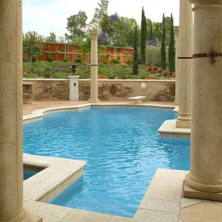 ロサンゼルスの大きいオーダーメイドミッドセンチュリースタイルのおしゃれなプール (噴水、天然石敷き) の写真