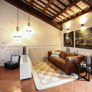 Ejemplo de salón para visitas tipo loft, mediterráneo, con televisor independiente, paredes beige, suelo de baldosas de terracota y suelo marrón
