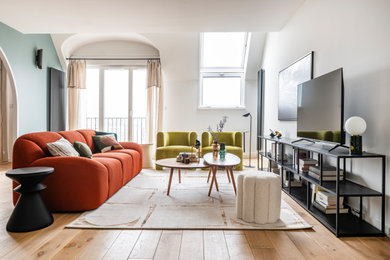 Cette photo montre un grand salon tendance ouvert avec parquet clair, un téléviseur indépendant, un mur blanc, aucune cheminée et un sol beige.