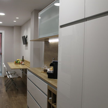 Cocina en blanco con toque de madera