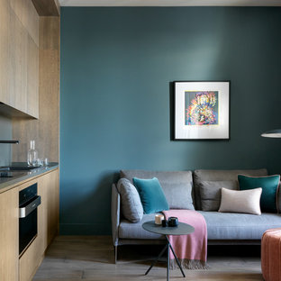 Immagine di un piccolo soggiorno design aperto con pareti blu, pavimento in legno massello medio, pavimento marrone e sala formale