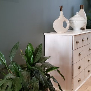 クレルモン・フェランの中サイズのトラディショナルスタイルのLDKの画像 (緑の壁、セラミックタイルの床、ベージュの床)