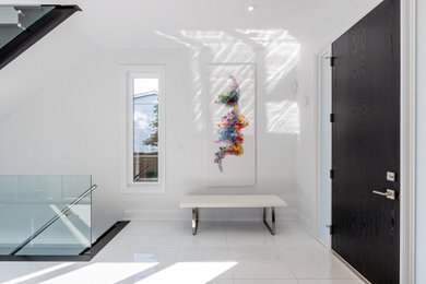 Example of a minimalist entryway design in Toronto
