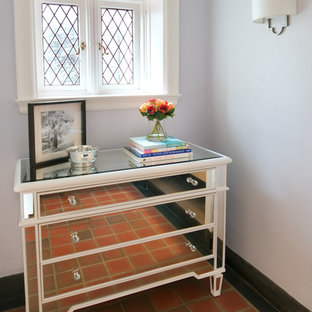 Idéer för att renovera en mellanstor eklektisk entré, med grå väggar och travertin golv