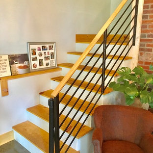 Inspiration för små rustika hemmastudior, med betonggolv, en öppen vedspis och grått golv