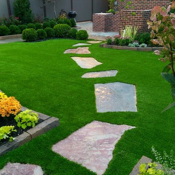 Suburban Backyard - Artificial Turf | Hardscape | Flagstone | Foliage