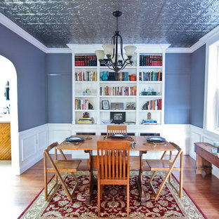 セントルイスの広いエクレクティックスタイルのLDKの画像 (青い壁、無垢フローリング、暖炉なし、茶色い床)