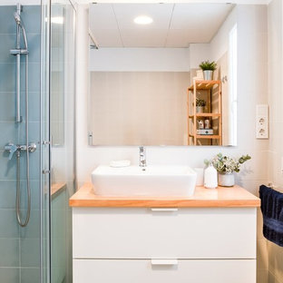 Skandinavische Badezimmer mit blauen Fliesen Ideen, Design & Bilder