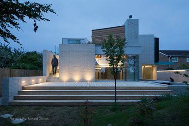 Moderne Terrasse mit Verkleidung in Cambridgeshire