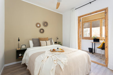 Modelo de dormitorio principal y blanco y madera mediterráneo grande con paredes verdes, suelo de baldosas de cerámica, suelo marrón y con escritorio