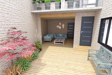 Exemple d'une terrasse tendance avec une cour.