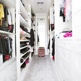 Exempel på ett mellanstort modernt walk-in-closet för könsneutrala, med skåp i shakerstil, vita skåp, heltäckningsmatta och grått golv
