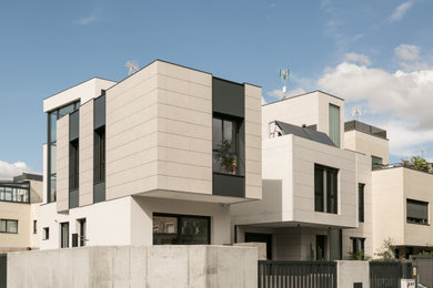 Foto de fachada beige minimalista con revestimientos combinados y tejado plano