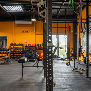 レンヌの大きいインダストリアルスタイルのおしゃれな多目的ジム (オレンジの壁) の写真