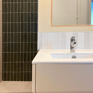 zoom sur le meuble vasque et le plan en résine