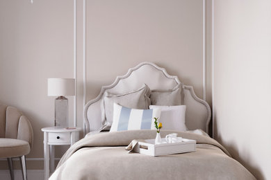 Ejemplo de dormitorio infantil clásico de tamaño medio con paredes beige, suelo de mármol y suelo blanco