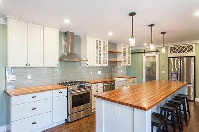 Example of a classic kitchen design in Richmond