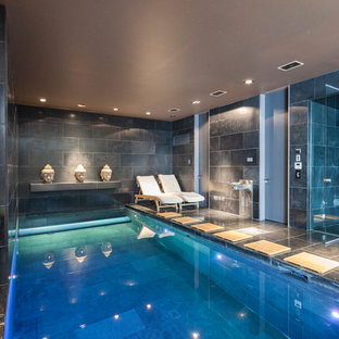 ロンドンのコンテンポラリースタイルのおしゃれな屋内プールの写真