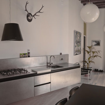 Cocina de acero inoxidable colgada y mobiliario en la Plaza del Cristo de Burgos