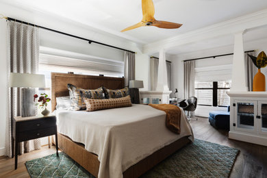 ヒューストンにある中くらいなトラディショナルスタイルのおしゃれな客用寝室 (白い壁、無垢フローリング、茶色い床) のレイアウト