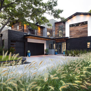 Großes, Zweistöckiges, Mehrfarbiges Industrial Einfamilienhaus mit Flachdach und Mix-Fassade in Dallas