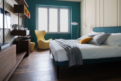 Immagine di una camera matrimoniale contemporanea di medie dimensioni con pareti multicolore e parquet scuro