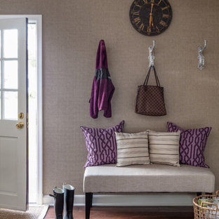 ボストンの中サイズの片開きドアトランジショナルスタイルのおしゃれな玄関 (茶色い壁、竹フローリング、茶色い床、白いドア) の写真