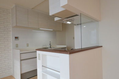 This is an example of a mid-sized contemporary kitchen in Sapporo.