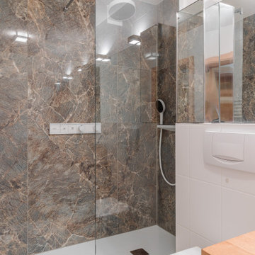 Raumwunder Bad mit eleganter Marmordusche