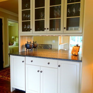 シャーロットの小さいコンテンポラリースタイルのおしゃれなホームバーの写真