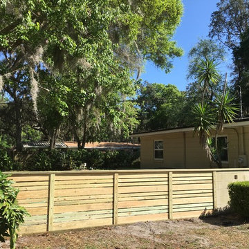 Lateral fence with cap