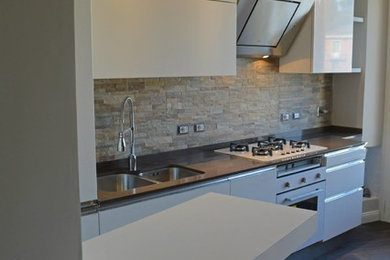 This is an example of a contemporary kitchen in Rome.
