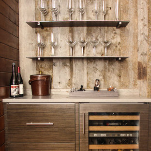 デンバーの中サイズのトランジショナルスタイルのおしゃれなウェットバー (フラットパネル扉のキャビネット、茶色いキャビネット、グレーのキッチンパネル、木材のキッチンパネル、無垢フローリング、茶色い床) の写真