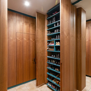 Exempel på en liten eklektisk hall, med bruna väggar, klinkergolv i keramik, en brun dörr och beiget golv