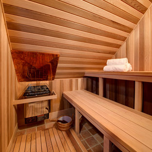 Idée de décoration pour un petit sauna chalet avec un sol en brique et un sol marron.