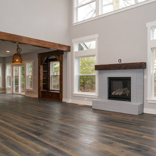 Rustikale Wohnzimmer mit Kaminumrandung aus Backstein Ideen, Design