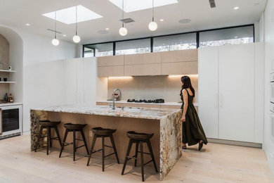 Kitchen - modern kitchen idea in Austin