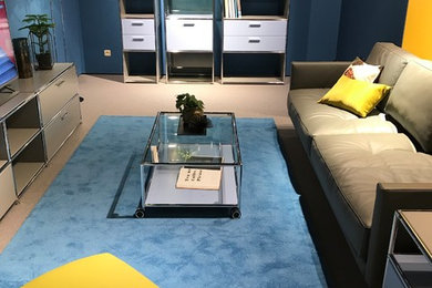 Inspiration pour une salle de séjour design de taille moyenne et fermée avec un mur bleu, moquette, aucune cheminée, un téléviseur indépendant et un sol beige.