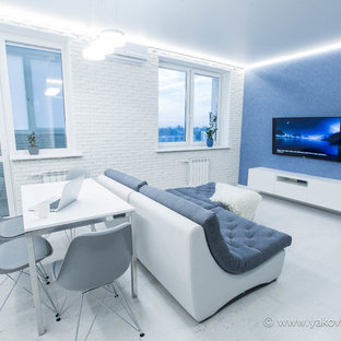 Exempel på ett mellanstort modernt allrum med öppen planlösning, med ett musikrum, blå väggar, korkgolv och en väggmonterad TV