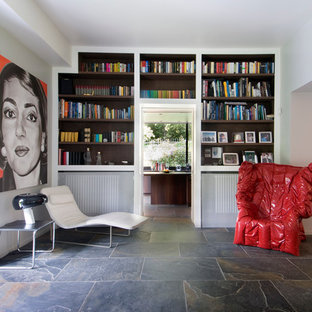 Bild på ett funkis allrum med öppen planlösning, med skiffergolv och ett bibliotek