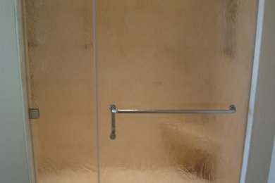 Example of a minimalist bathroom design in Cedar Rapids