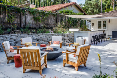 Design ideas for a midcentury patio in Los Angeles.