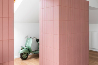 Foto di un grande soggiorno stile loft con sala giochi, pareti bianche, parquet chiaro, camino lineare Ribbon, cornice del camino in pietra, TV nascosta e pannellatura