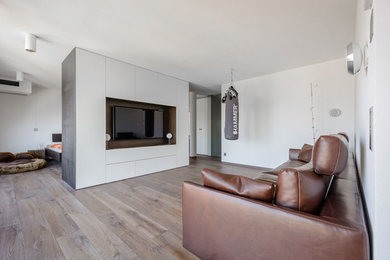 Wohnzimmer im Loft-Stil mit Multimediawand in Sonstige