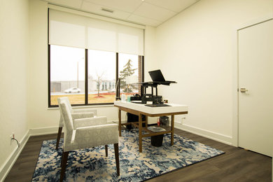 Example of a home office design in Toronto