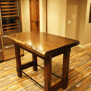 カルガリーの中サイズのラスティックスタイルのおしゃれなウェットバー (アンダーカウンターシンク、シェーカースタイル扉のキャビネット、中間色木目調キャビネット、御影石カウンター、黒いキッチンパネル、石スラブのキッチンパネル、無垢フローリング) の写真