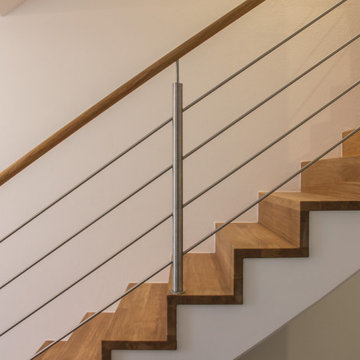 Holzstufen auf Betontreppe