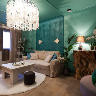 Imagen de biblioteca en casa cerrada, mediterránea, pequeña, con paredes azules, suelo de madera clara, chimenea lineal, marco de chimenea de baldosas y/o azulejos y televisor colgado en la pared