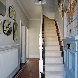 Idéer för att renovera en liten vintage hall, med grå väggar och klinkergolv i terrakotta