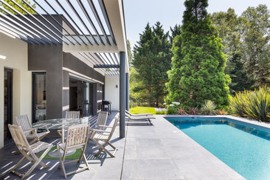 Cette image montre une piscine design de taille moyenne et rectangle avec du carrelage.